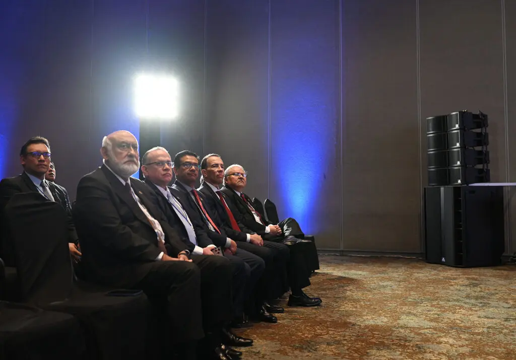 Autoridades del Banco de Guatemala: Gerente Jurídico, licenciado Leonel Moreno; Gerente General, licenciado Vinicio Cáceres; Gerente Financiero, licenciado William Cano; Presidente de la Junta Monetaria y del Banco de Guatemala, licenciado Alvaro González Ricci; y Vicepresidente, licenciado Alfredo Blanco.