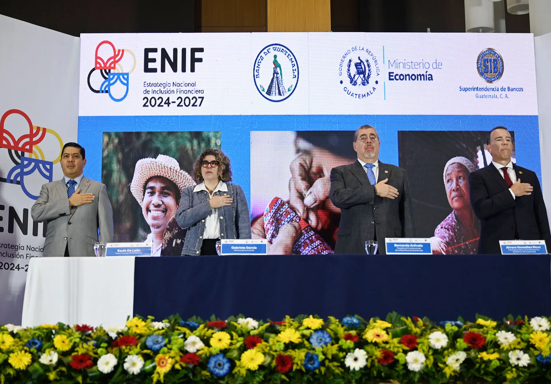 Superintendente de Bancos, licenciado Saulo De León; Ministra de Economía, licenciada Gabriela García; Presidente Constitucional de la República de Guatemala, doctor Bernardo Arévalo; y Presidente de la Junta Monetaria y del Banco de Guatemala, licenciado Alvaro González Ricci.