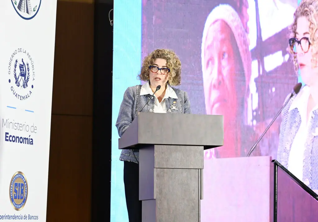 Ministra de Economía, licenciada Gabriela García.