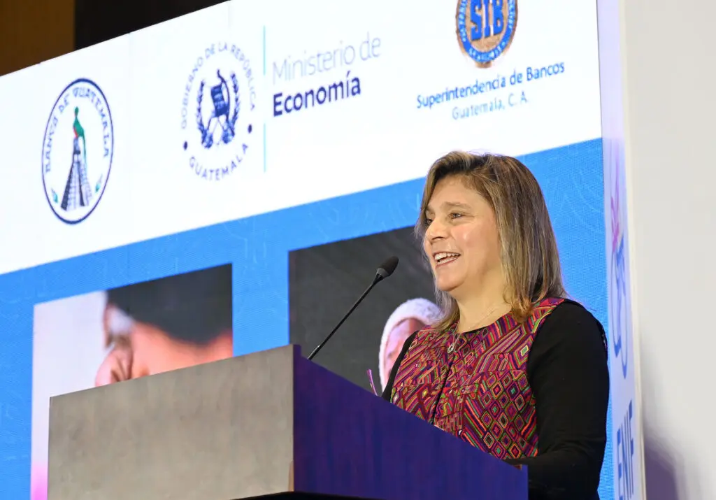 Registradora del Registro de Garantías Mobiliarias del Ministerio de Economía, licenciada Claudia Solares.