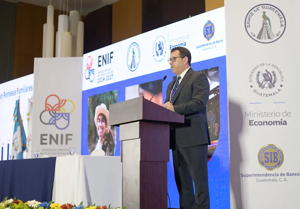 Sector bancario: ingeniero Luis Lara Grojec.