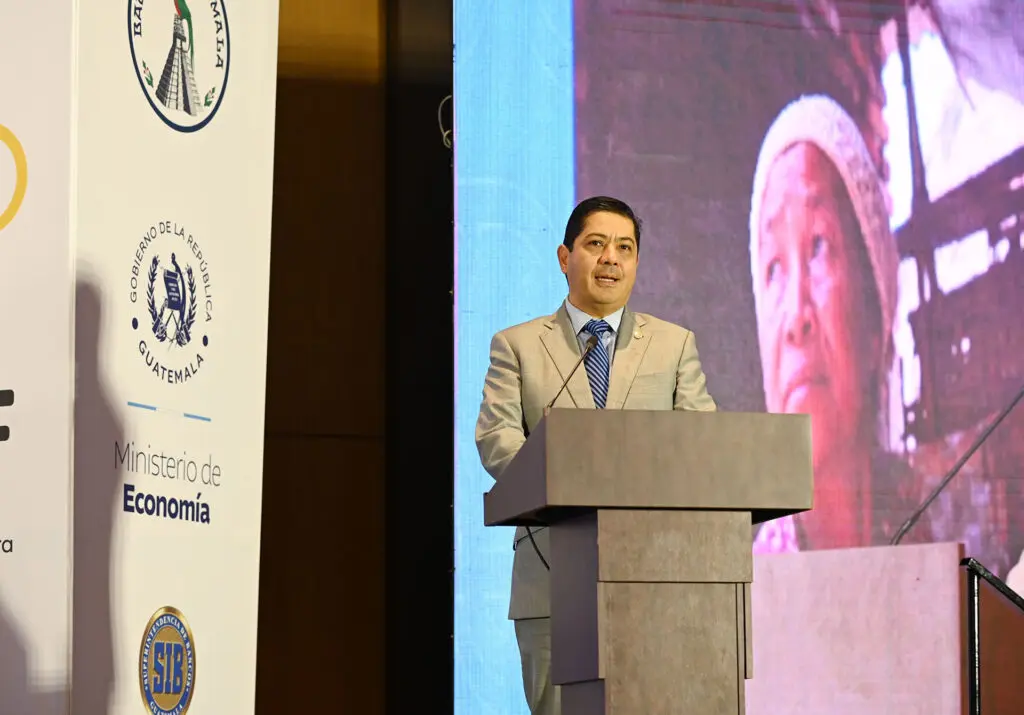 Superintendente de Bancos, licenciado Saulo De León.