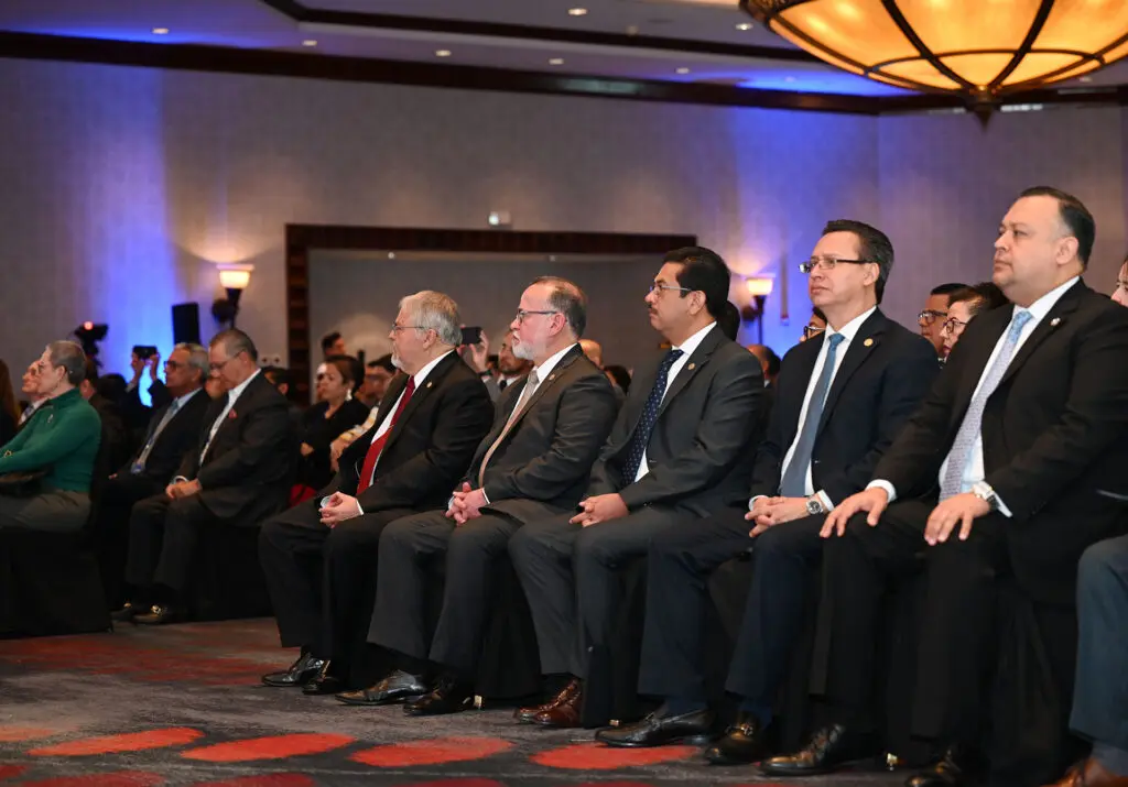 Autoridades del Banco de Guatemala: Vicepresidente, licenciado Alfredo Blanco; Gerente General, licenciado Vinicio Cáceres; Gerente Financiero, licenciado William Cano; Gerente Económico, licenciado Johny Gramajo y Gerente Administrativo, licenciado Herberth Solórzano.