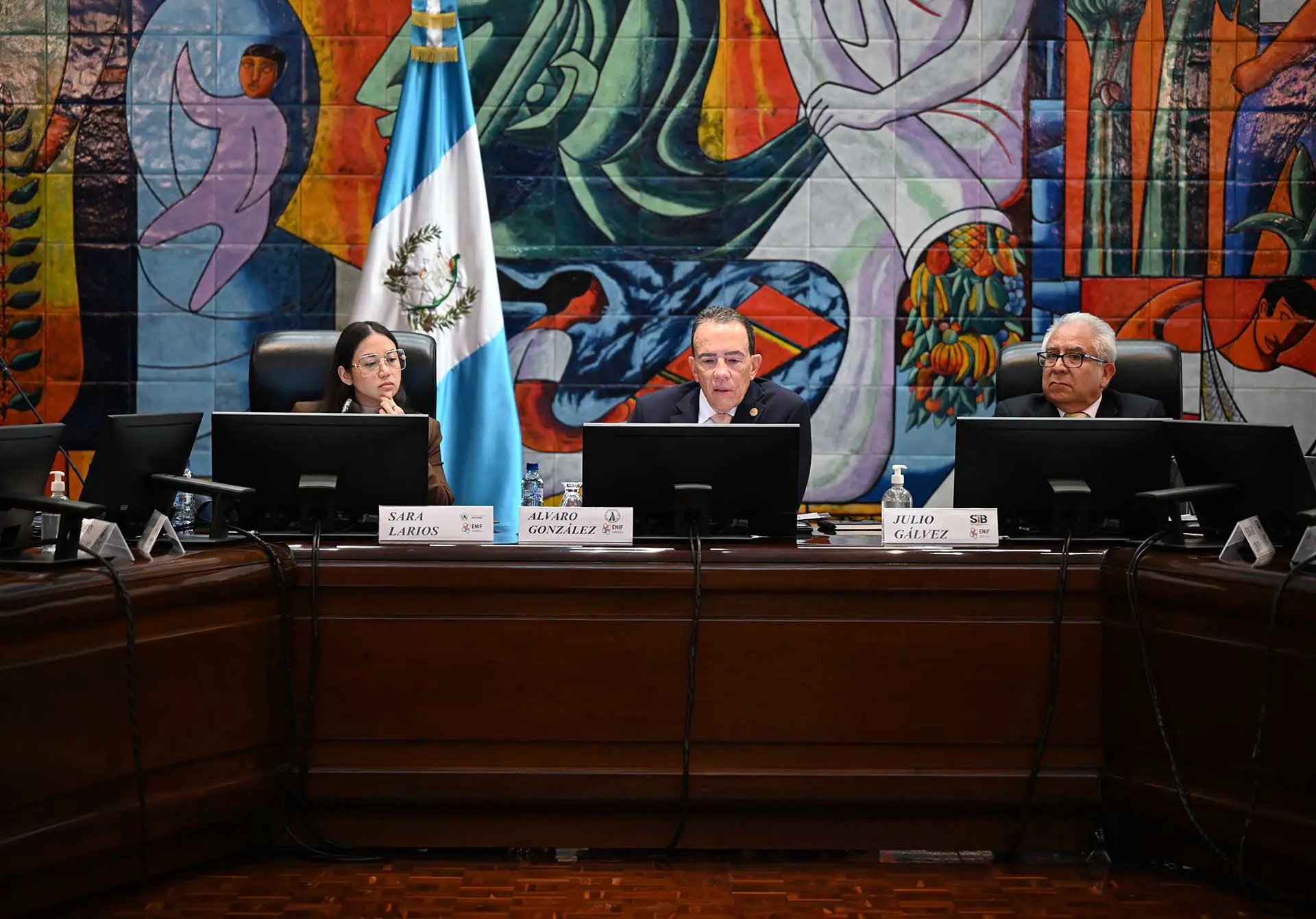 Viceministra de Asuntos Registrales del Ministerio de Economía, licenciada Sara Larios Hernández; Presidente de la Junta Monetaria y del Banco de Guatemala, licenciado Alvaro González Ricci; e Intendente de Administración Estratégica de la Superintendencia de Bancos, licenciado Julio Gálvez.