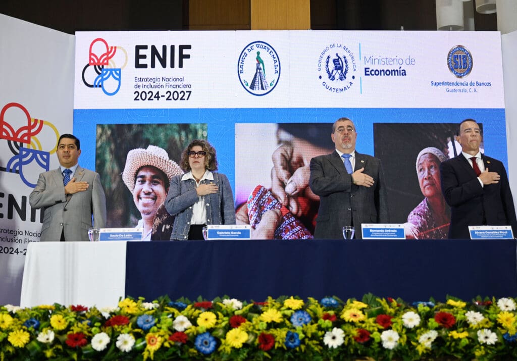Superintendente de Bancos, licenciado Saulo De León; Ministra de Economía, licenciada Gabriela García; Presidente Constitucional de la República de Guatemala, doctor Bernardo Arévalo; y Presidente de la Junta Monetaria y del Banco de Guatemala, licenciado Alvaro González Ricci.