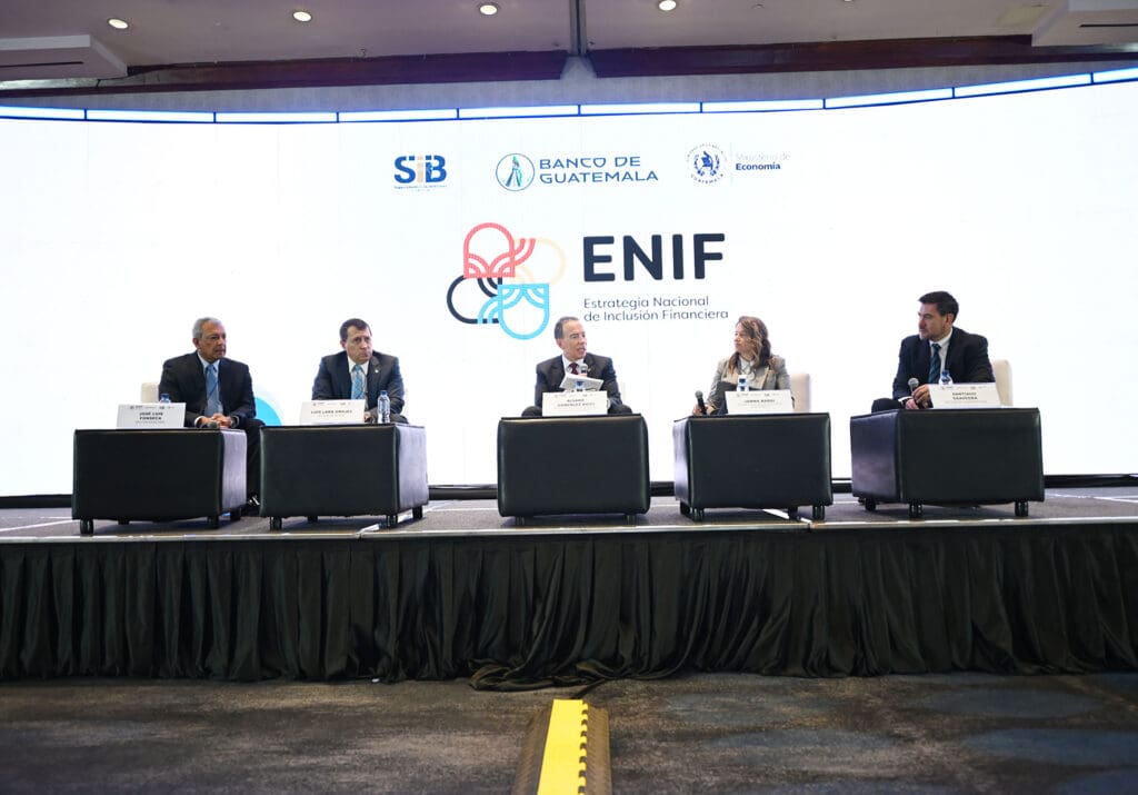 Panel “Sistema financiero e inclusión: Motores del crecimiento económico sostenible.” Sector bancario: ingenieros Juan Luis Fonseca y Luis Lara Grojec; Presidente de la Junta Monetaria y del Banco de Guatemala, licenciado Alvaro Gonzalez Ricci; Asociación Fintech: Janma Bardi; sector cooperativas: ingeniero Santiago Saavedra.