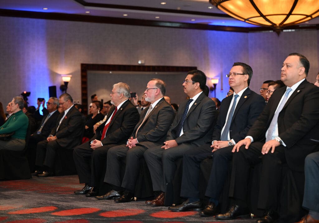 Autoridades del Banco de Guatemala: Vicepresidente, licenciado Alfredo Blanco; Gerente General, licenciado Vinicio Cáceres; Gerente Financiero, licenciado William Cano; Gerente Económico, licenciado Johny Gramajo y Gerente Administrativo, licenciado Herberth Solórzano.