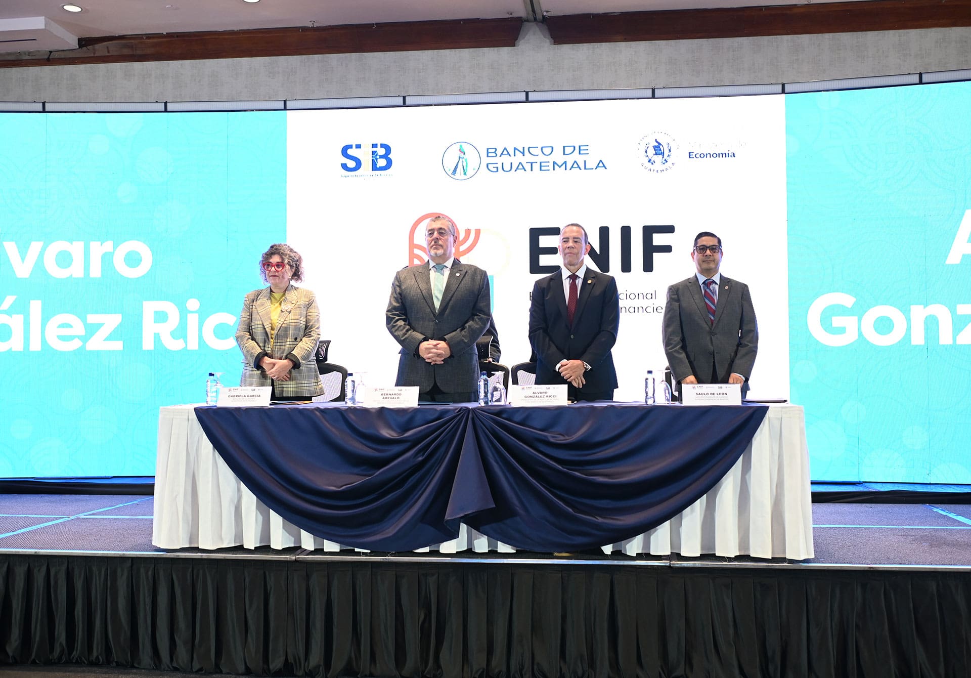 Ministra de Economía, licenciada Gabriela García; Presidente Constitucional de la República de Guatemala, doctor Bernardo Arévalo; Presidente de la Junta Monetaria y del Banco de Guatemala, licenciado Alvaro González Ricci; y Superintendente de Bancos, licenciado Saulo De León.