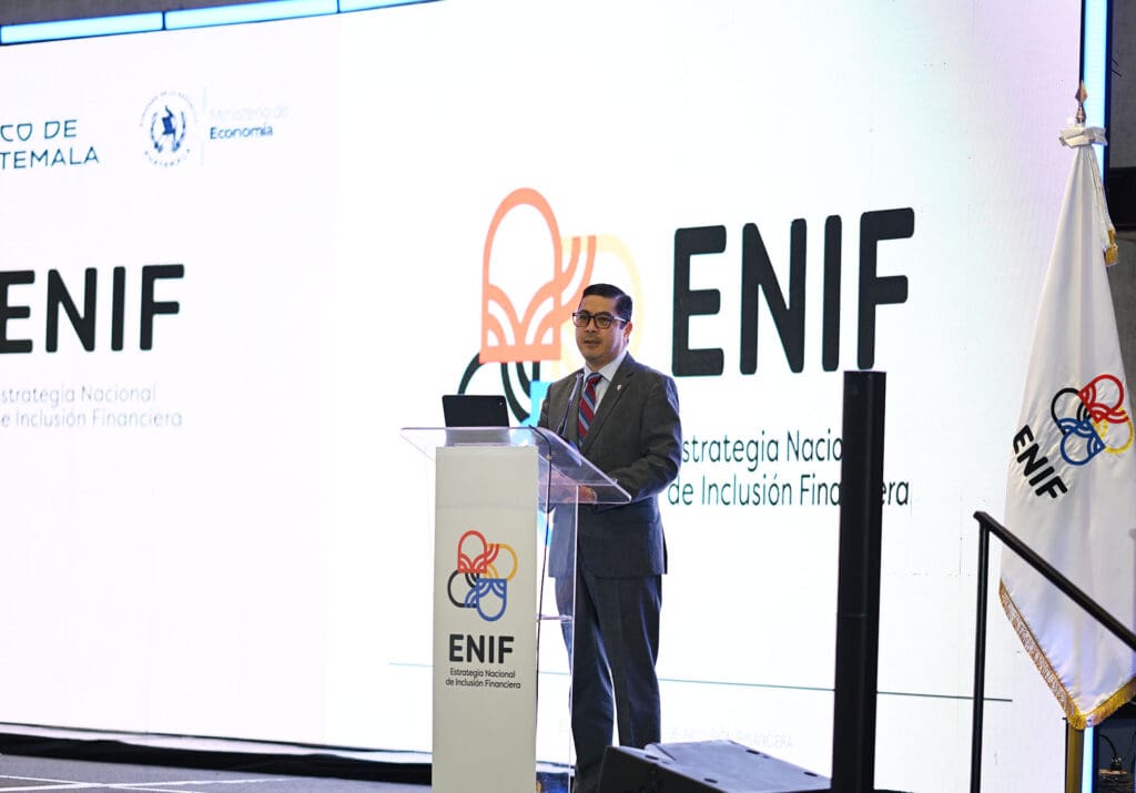 Superintendente de Bancos, licenciado Saulo De León.