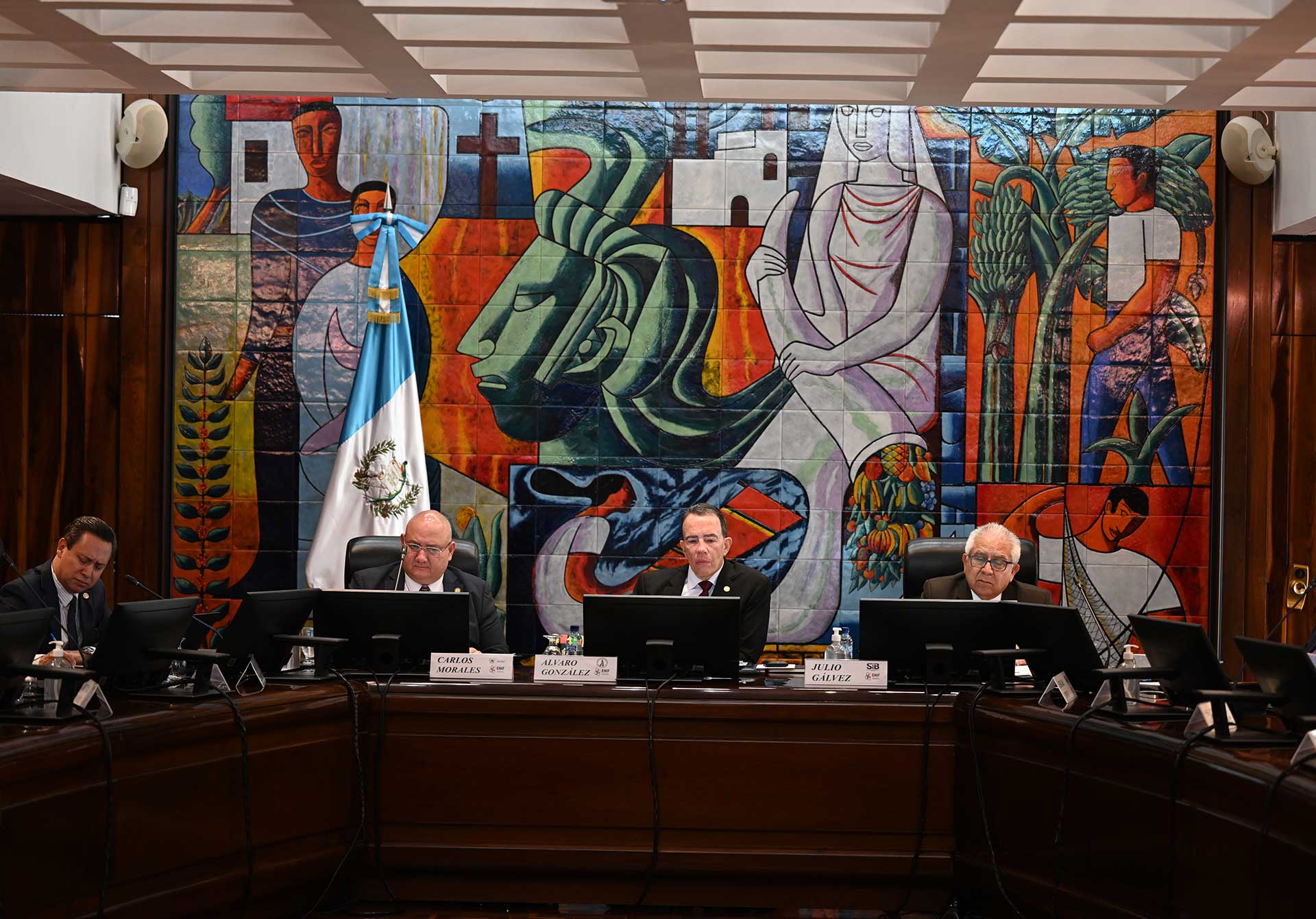 Viceministro Administrativo y Financiero del Ministerio de Economía, licenciado Carlos Morales; Presidente de la Junta Monetaria y del Banco de Guatemala, licenciado Alvaro González Ricci; e Intendente de Administración Estratégica de la Superintendencia de Bancos, licenciado Julio Gálvez.