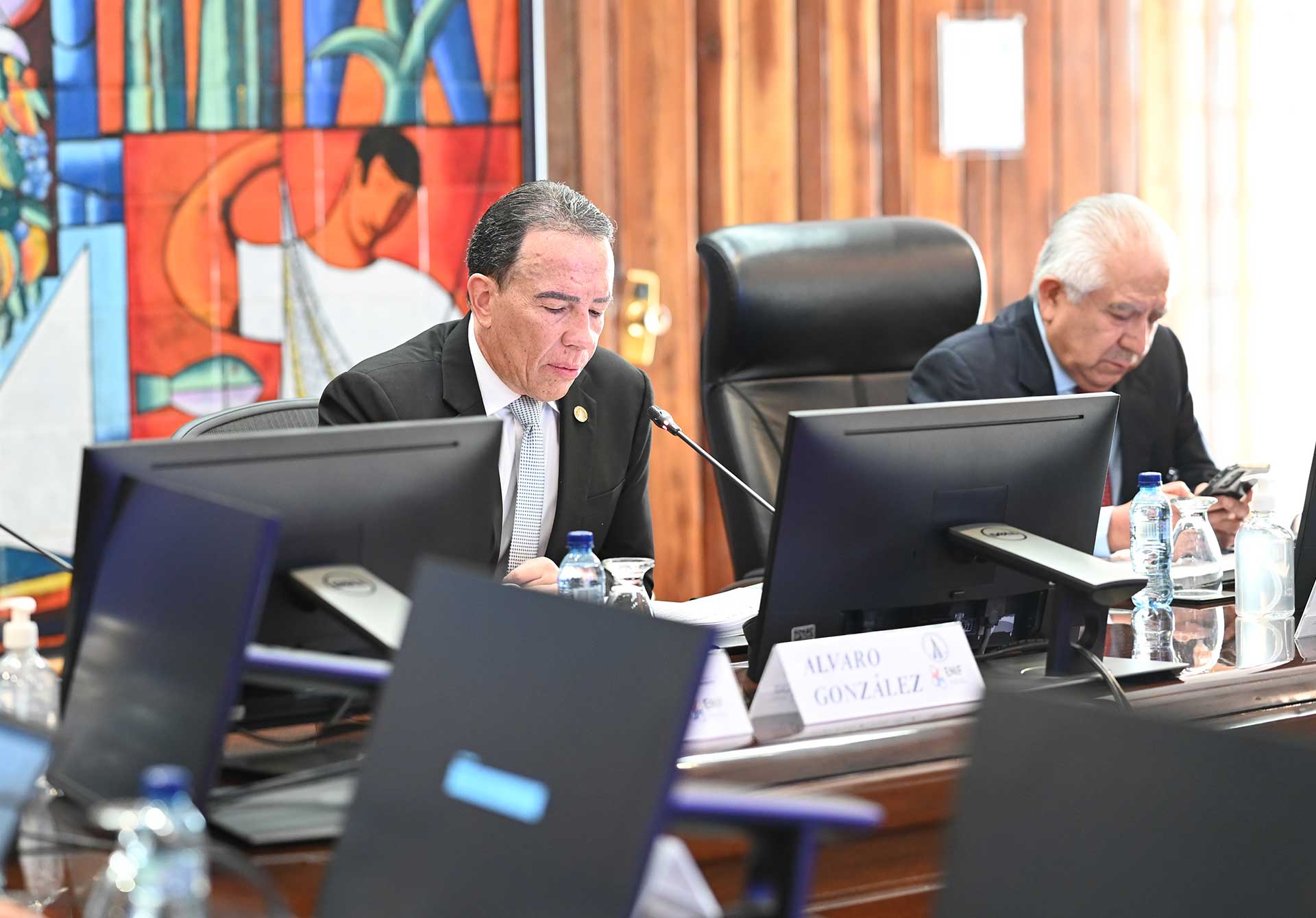 Presidente de la Junta Monetaria y del Banco de Guatemala, licenciado Alvaro González Ricci; e Intendente de Administración Estratégica de la Superintendencia de Bancos, licenciado Julio Gálvez. Reunión de la COMIF correspondiente al primer trimestre del año.