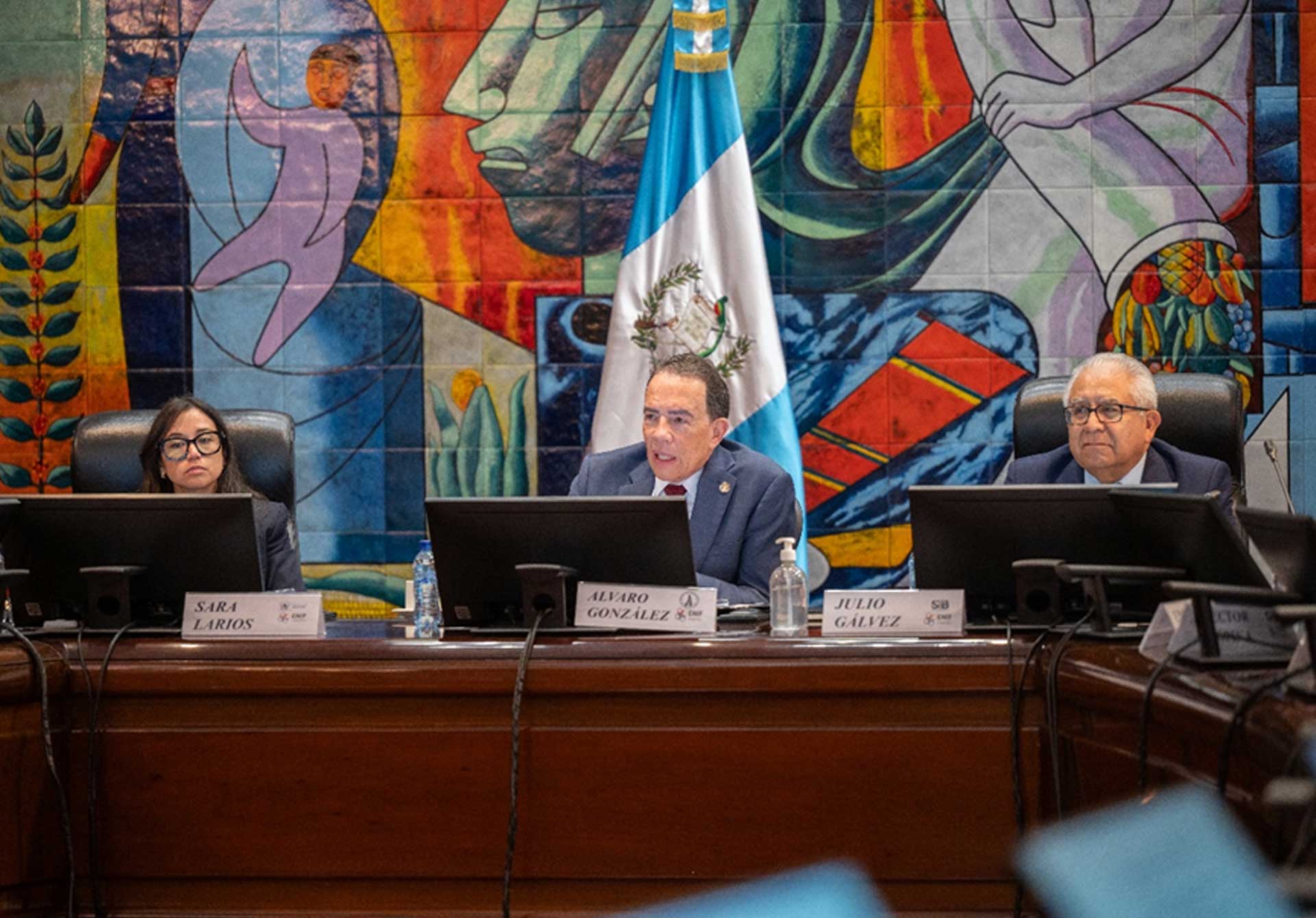 Viceministra de Asuntos Registrales del Ministerio de Economía, licenciada Sara Larios Hernández; Presidente de la Junta Monetaria y del Banco de Guatemala, licenciado Alvaro González Ricci; e Intendente de Administración Estratégica de la Superintendencia de Bancos, licenciado Julio Gálvez.