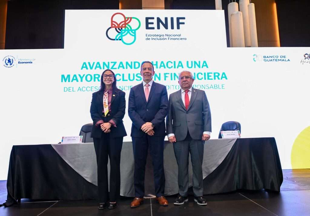 Viceministra de Asuntos Registrales del Ministerio de Economía, licenciada Sara Larios Hernández; Presidente de la Junta Monetaria y del Banco de Guatemala, licenciado Alvaro González Ricci; e Intendente de Administración Estratégica de la Superintendencia de Bancos, licenciado Julio Gálvez.